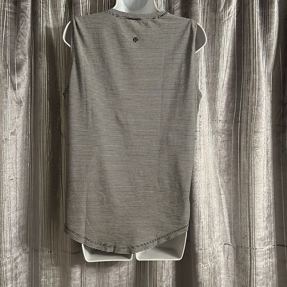 LULULEMON Athletica. Tank Top Size 8 - Picture 2 of 4